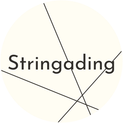 Das Stringading-Logo mit dunkler Schrift